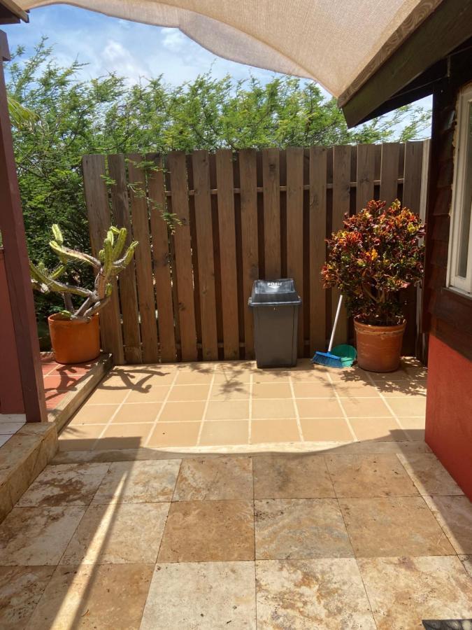 Cozy studio apartment with private jacuzzi Oranjestad Exterior foto