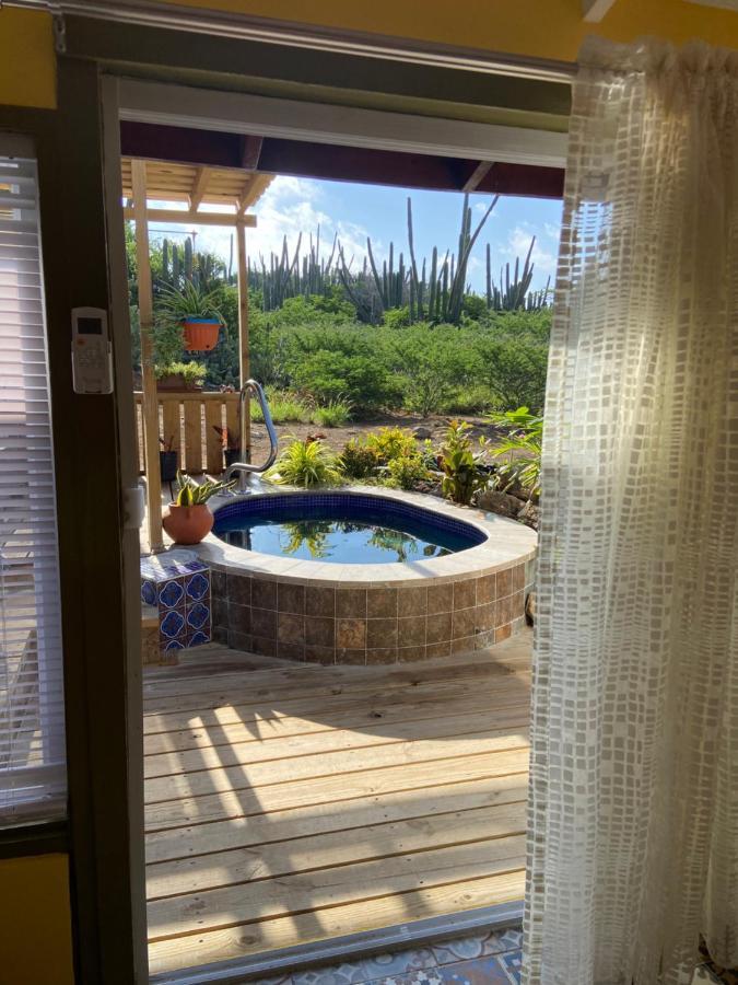 Cozy studio apartment with private jacuzzi Oranjestad Exterior foto