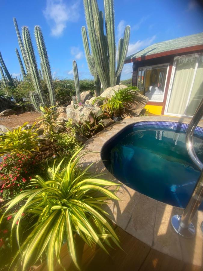 Cozy studio apartment with private jacuzzi Oranjestad Exterior foto