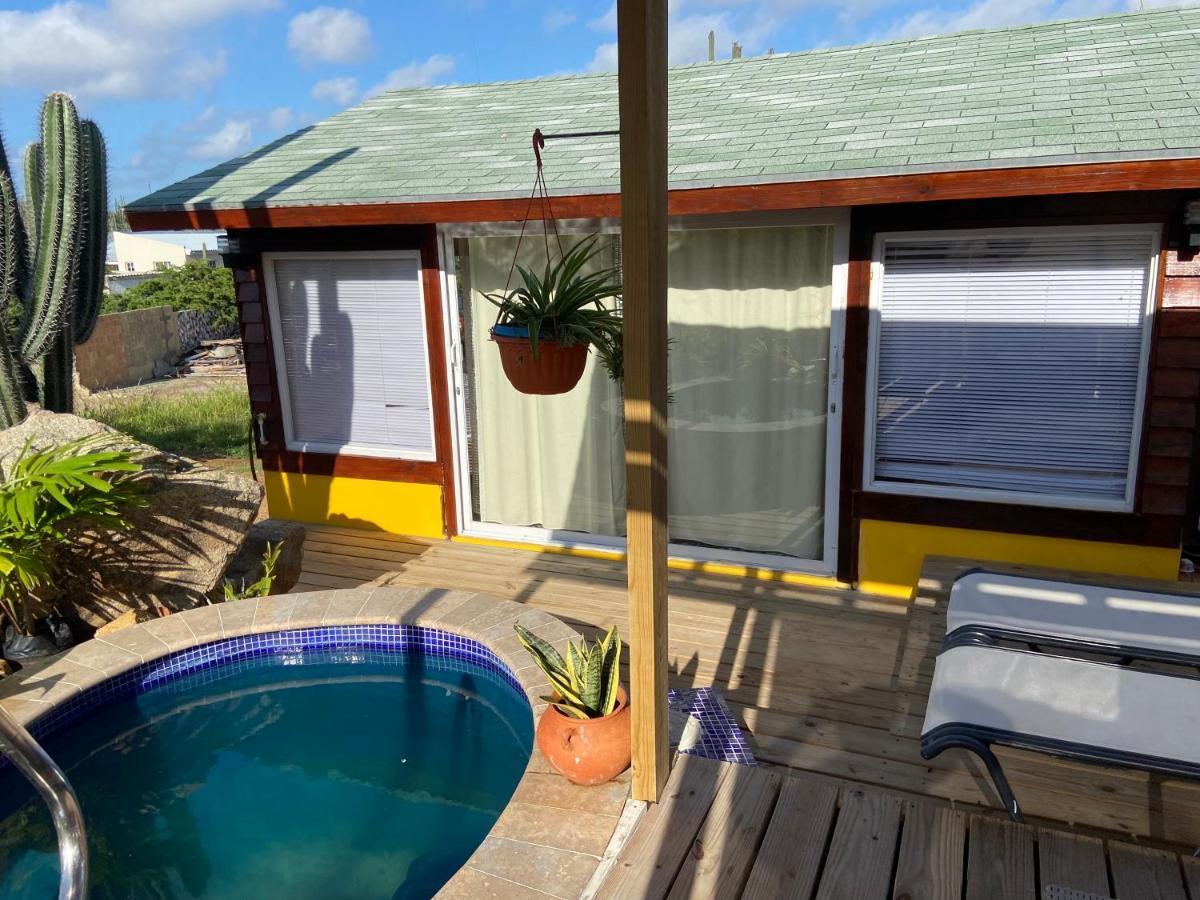 Cozy studio apartment with private jacuzzi Oranjestad Exterior foto