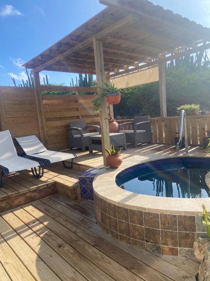 Cozy studio apartment with private jacuzzi Oranjestad Exterior foto
