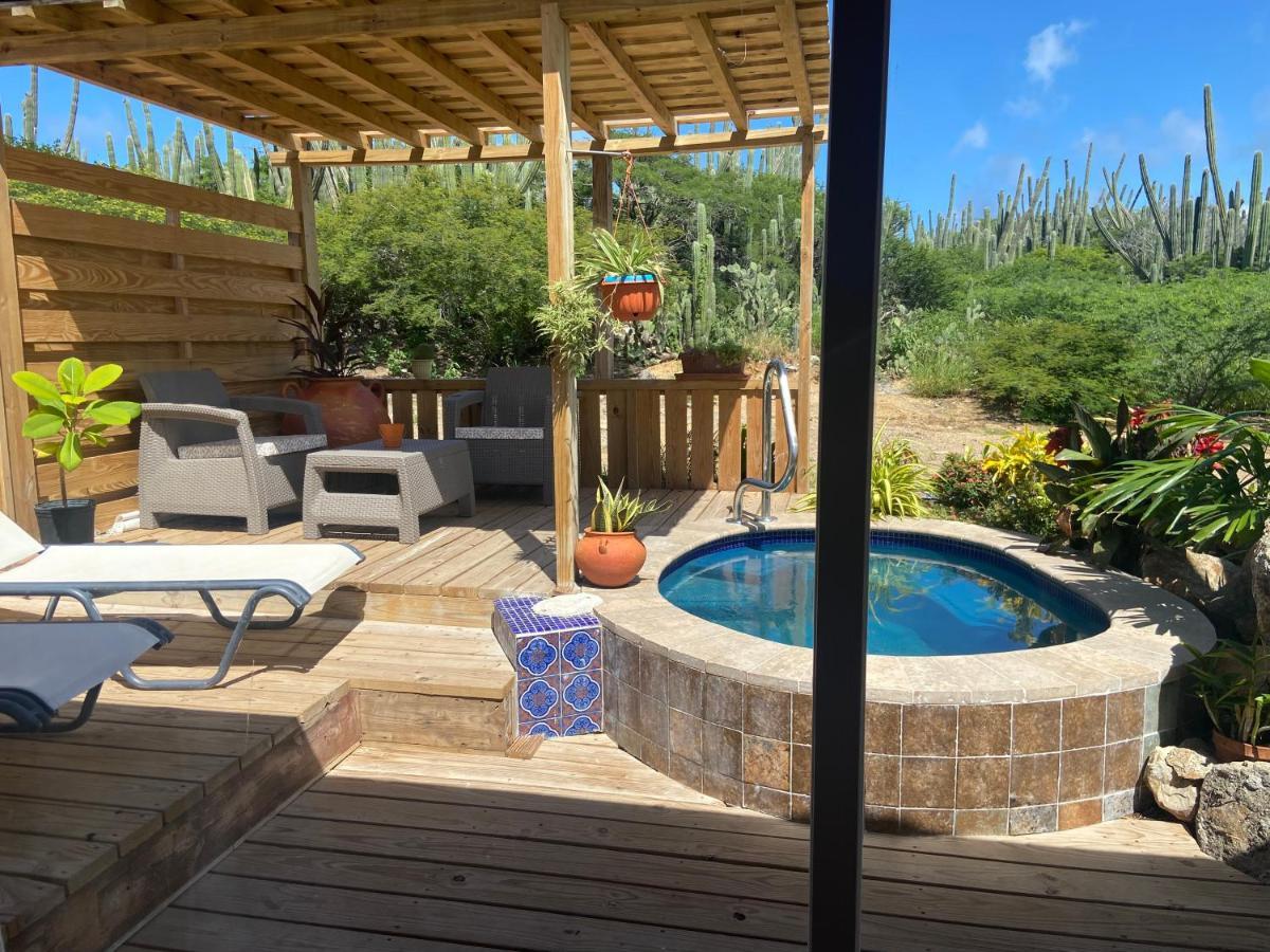 Cozy studio apartment with private jacuzzi Oranjestad Exterior foto
